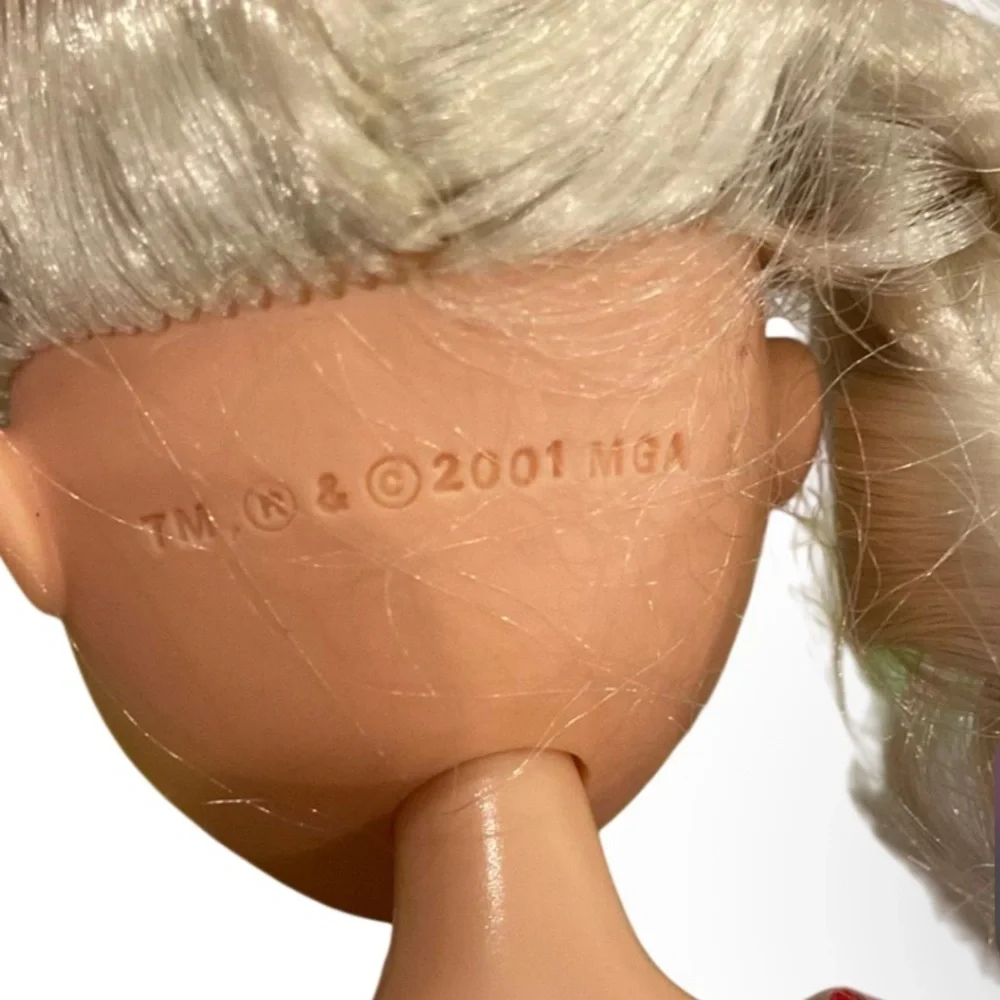 VTG Bratz Doll Chloe 2001 Blonde Hair Blue Eyes Fully Dressed MGA